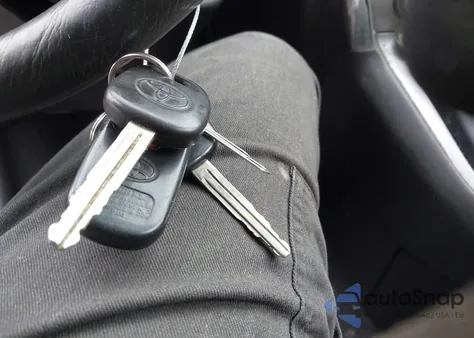 2005 Toyota Matrix z USA, uszkodzony, nr VIN 2T1KR32E45C356232